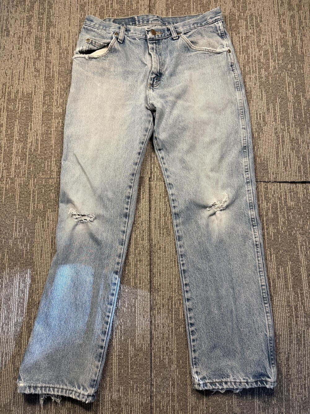 Wrangler Jeans Mens 32x30 Light Wash Blue Regular Straight Distressed Denim